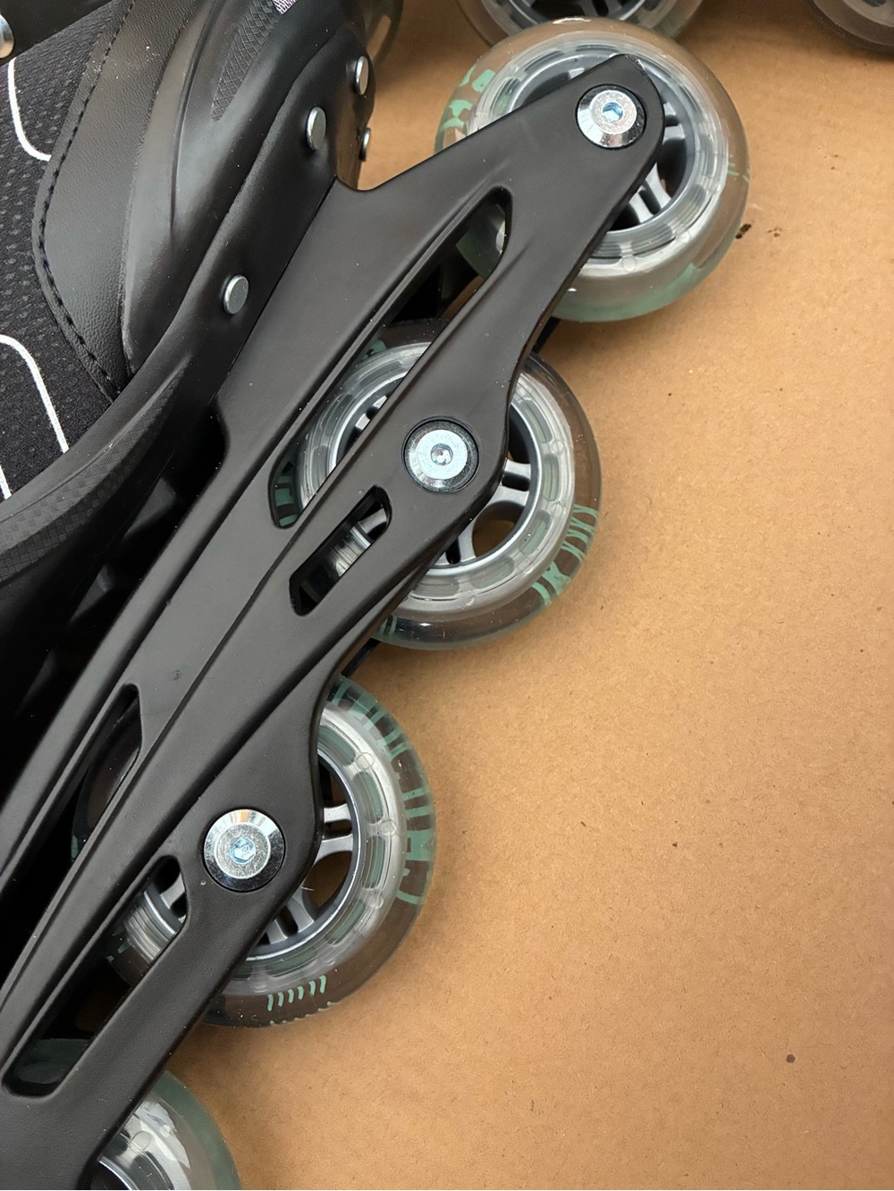 Women's Chicago Skates Black and Teal Inline Roller Skates plus Wrist Guards - Picture 3 of 9